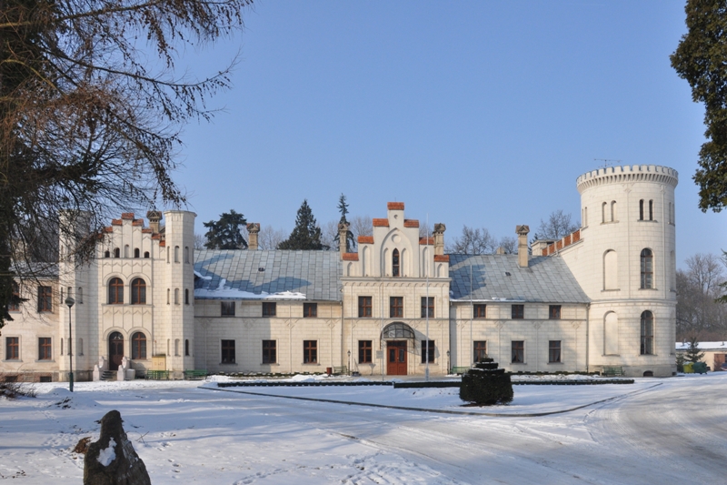 Pałac neogotycki, biały, okrągła wieża, błękitne niebo, śnieg, zima