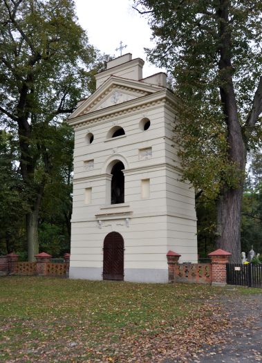 Dzwonnica przy kościele w Dębnie nad Wartą