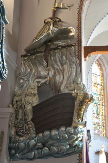 Als Boot gestaltete Kanzel in der Pfarrkirche in Gniezno