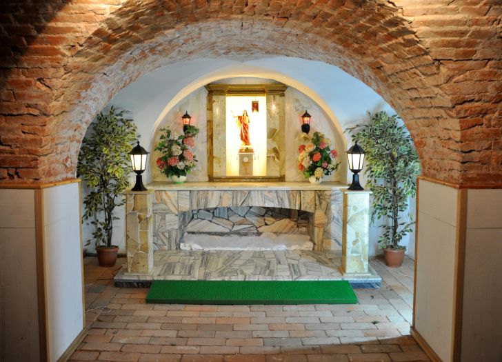 Altar im unterirdischen Teil des Klosters