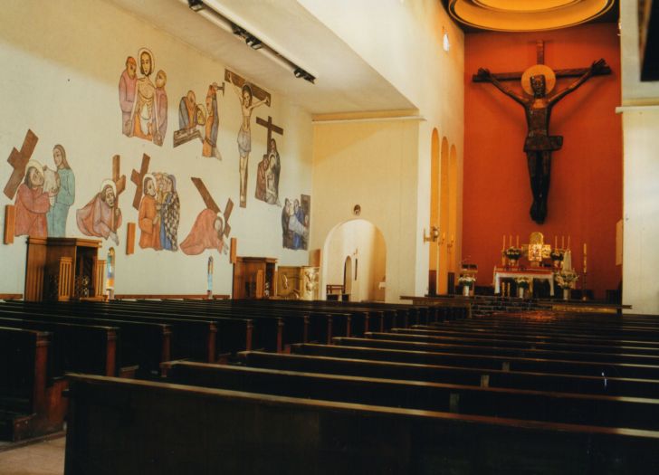 Wnętrze kościoła z największymkrucyfiksem w Europie