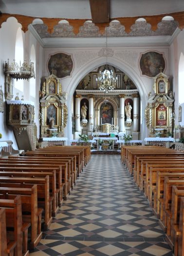 Mittelschiff in Erzengel-Michael-Kirche in Pobiedziska