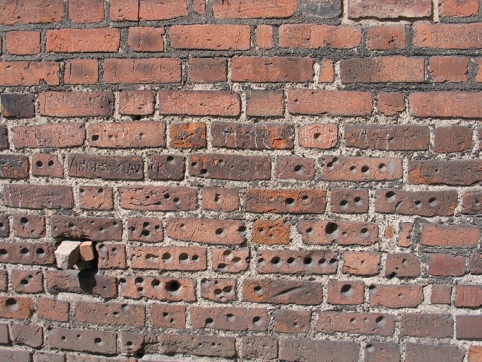 Geheimnisvolle Grübchen in der Wand der Kirche des hl. Jakobus, des Apostels, in Wągrowiec