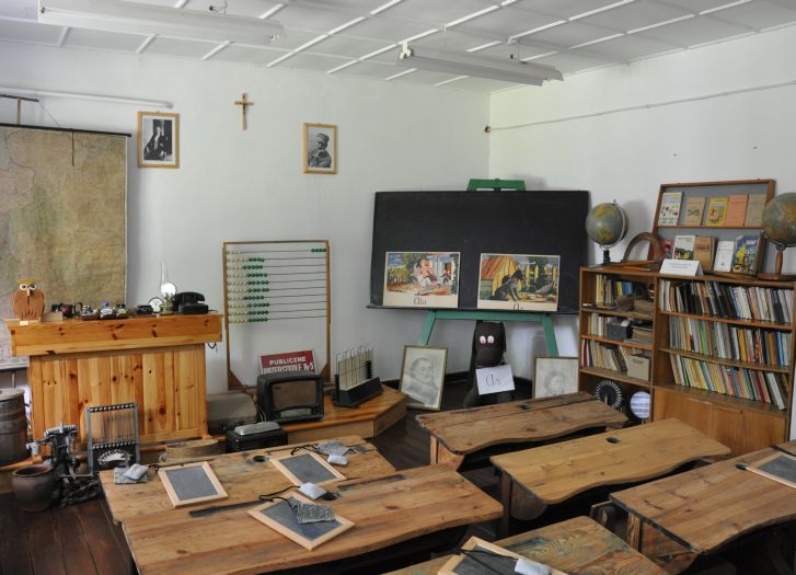 Klasa lekcyjna w Muzeum Oświaty w Kuźnicy Grabowskiej