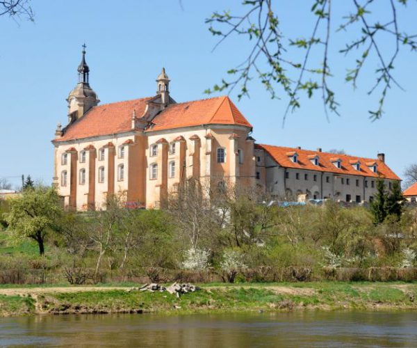 Widok na zabudowania poklasztorne w Pyzdrach od strony Warty