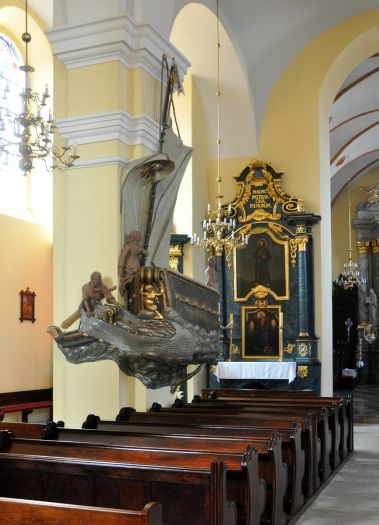 Ambona w kościele pofranciszkańskim w Śremie