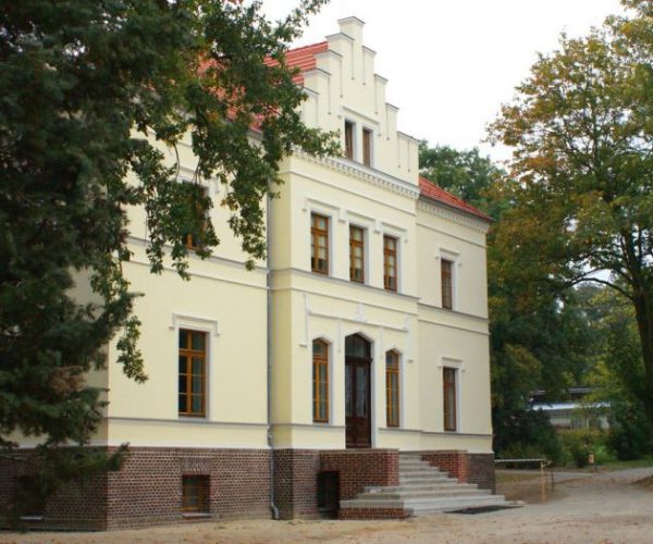 A manor of historical interest can be found in the Museum area