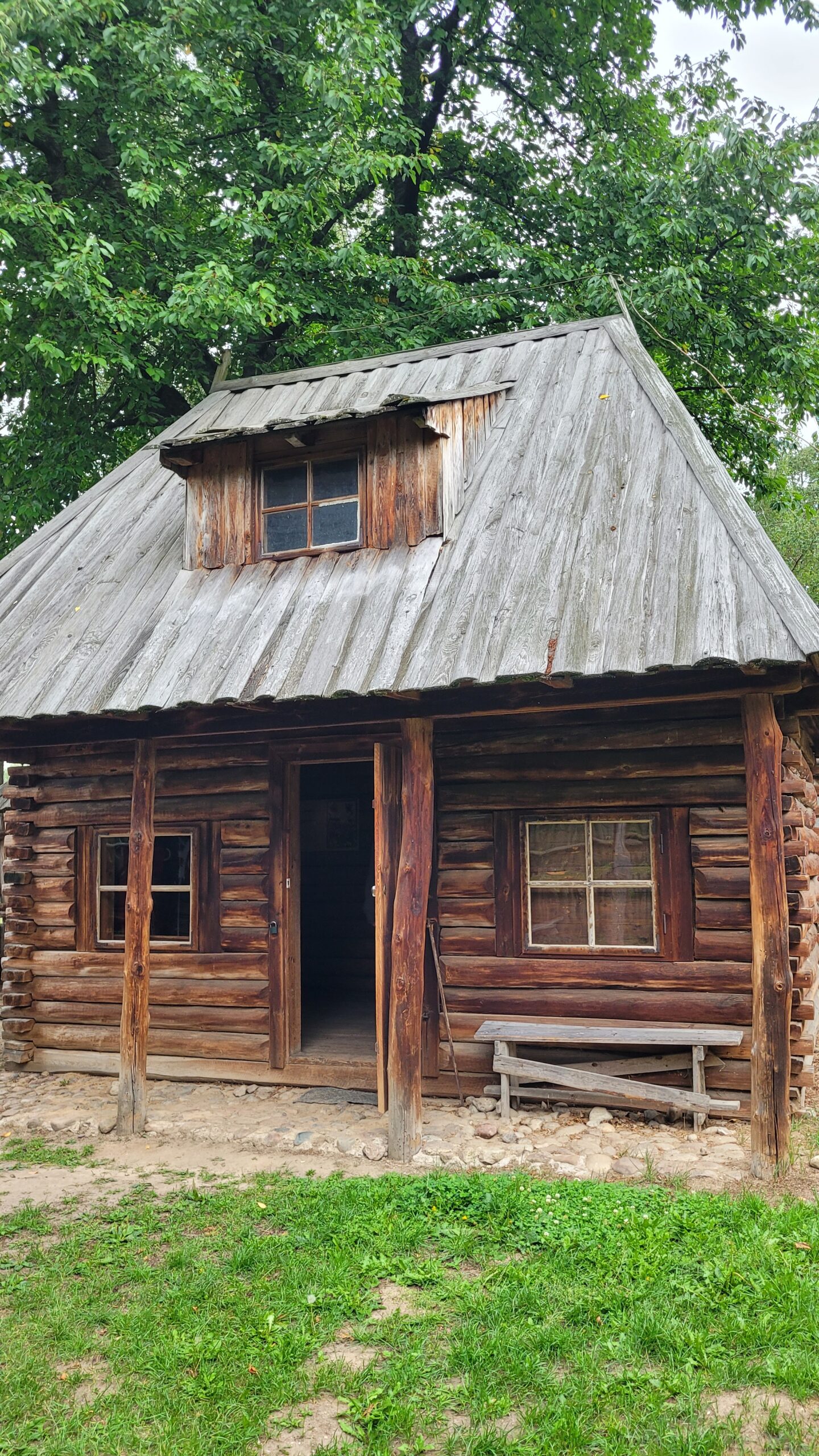 Rekonstrukcja średniowiecznej drewnianej chaty