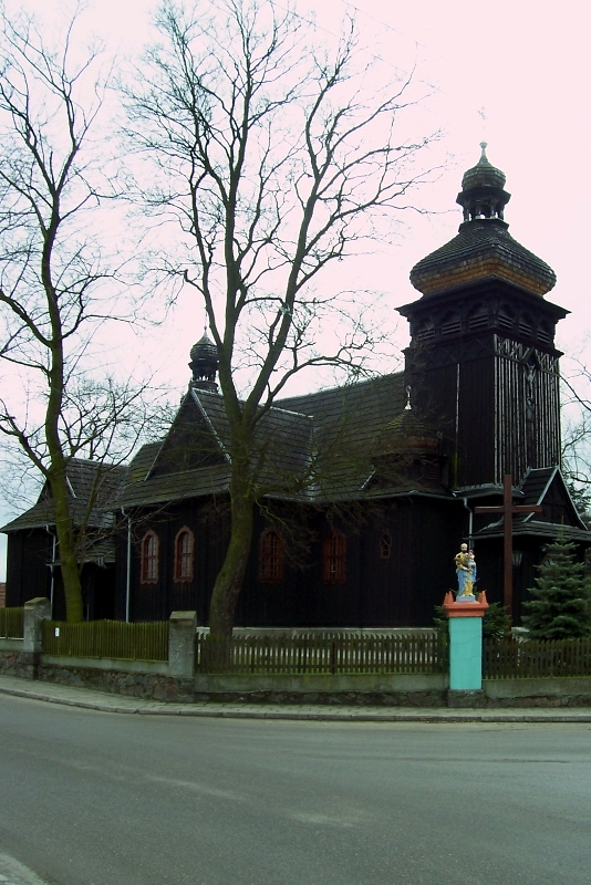 drewniany kościół, wieża dzwonnica z barokowym chełmem, kaplica boczna,