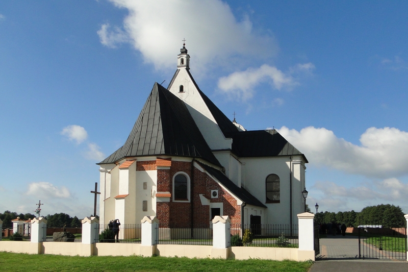 kościół gotycki z nową dobudową, czerwona cegła, biały tynk