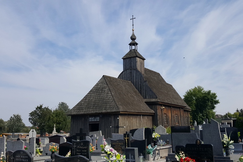 Kościół drewniany z dachem krytym gontem i wieżyczką na sygnaturkę. Otoczony grobami na cmentarzu