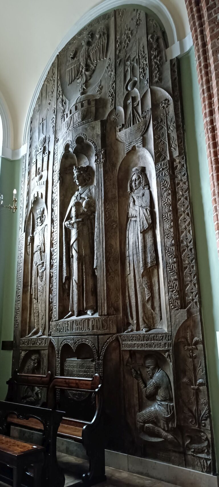 Kaplica Królewska w katedrze poznańskiej. Płyta epitafijna Przemysła II i drugiej żony Rychezy ufundowanej z okazji 700-lecie koronacji króla