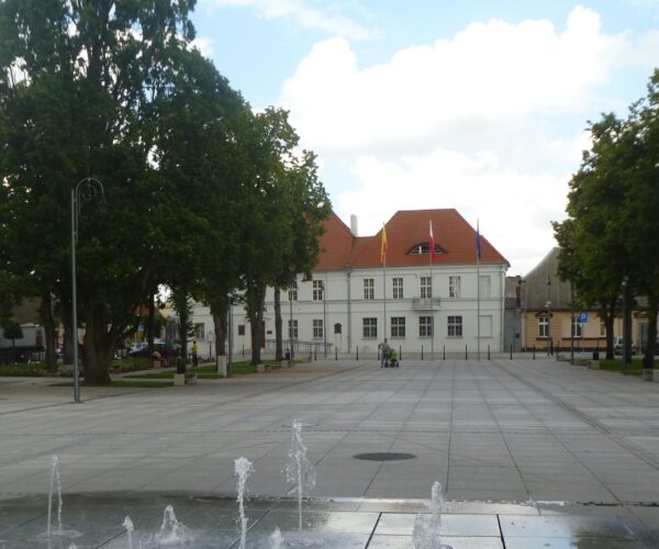 Plac Karola Marcinkowskiego w Rogoźnie z ratuszem z ratuszem w tle