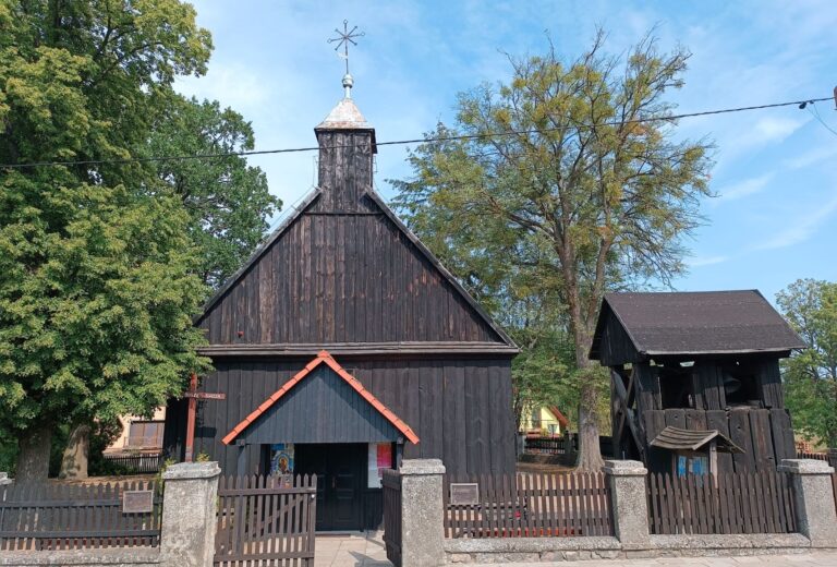 Kościół w Rejowcu na szlaku kościołów drewnianych w Puszczy Zielonce