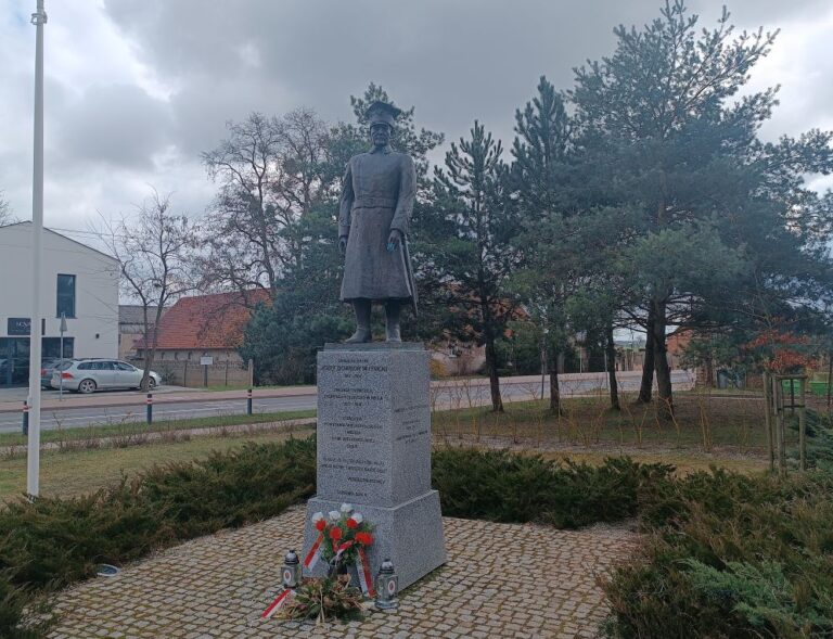 Pomnik gen. Józefa Dowbor-Muśnickiego w Lusowie
