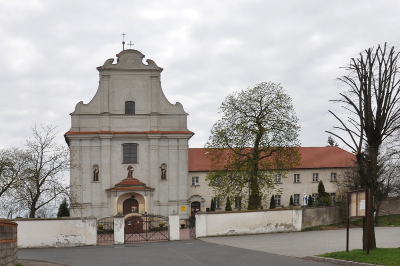 Barokowy kościół z klasztorem, pochmurne niebo, zima