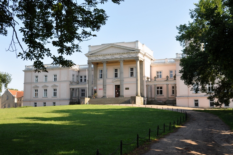 Pałac klasycystyczny z kolumnami, drzewa, lato