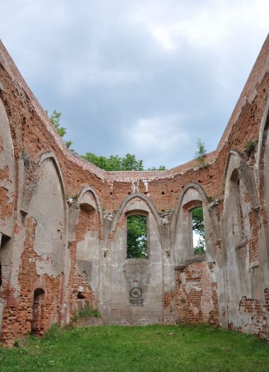 ruiny gotyckiego kościoła, zawalone sklepienie
