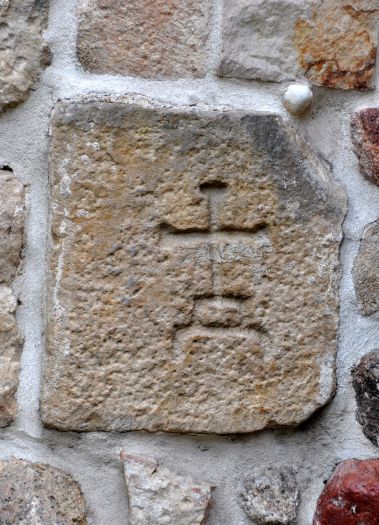 Tajemniczy znak w kamieniu z romańskiej świątyni w Kazimierzu Biskupim