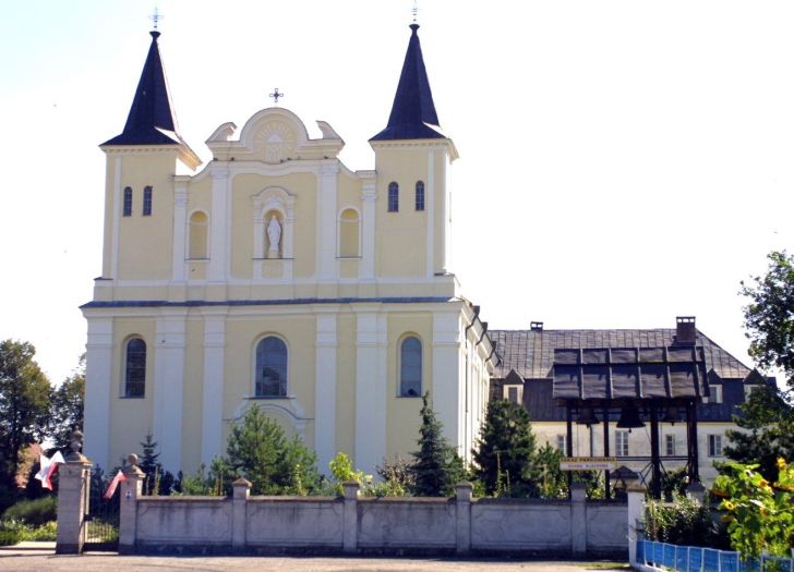Dwuwieżowy kościół z barokową fasadą