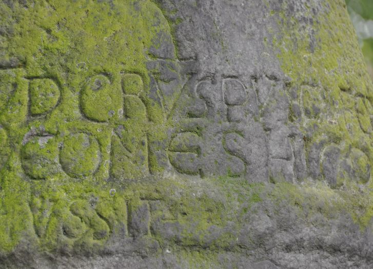 Łacińska inskrypcja na słupie konińskim