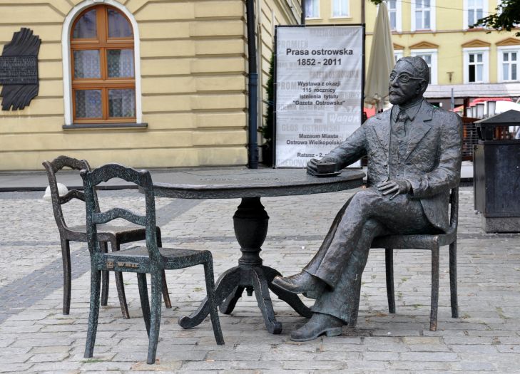 Ławeczka - pomnik Stefana Rowińskiego w Ostrowie Wielkopolskim