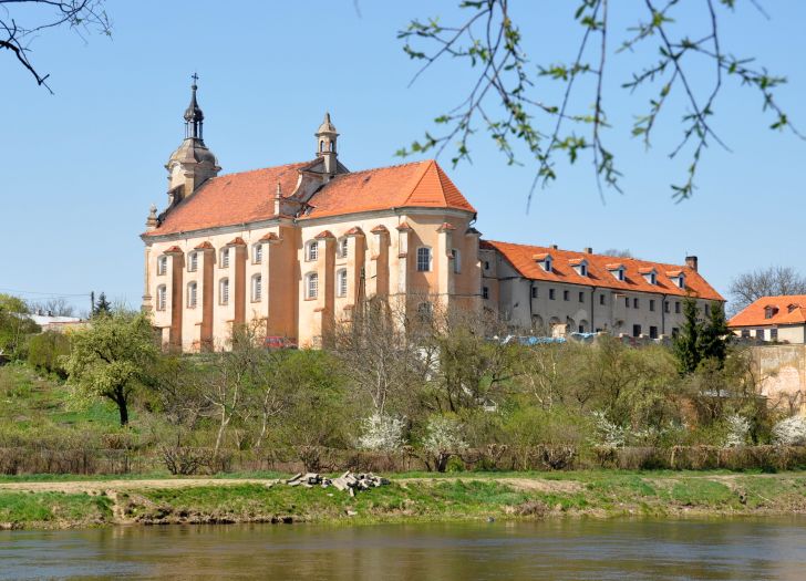 Widok na zabudowania poklasztorne w Pyzdrach od strony Warty