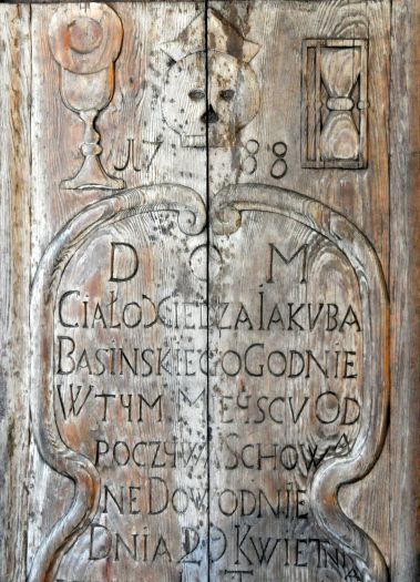 Fragment drewnianej płyty nagrobnej ks. Jakuba Basińskiego w kościele w Słupcy