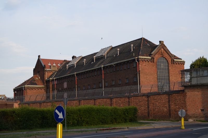 Budynek więzienia otoczony murem.